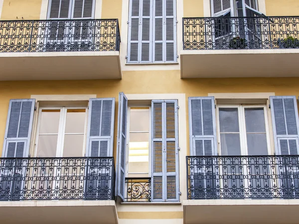 Niza, Francia, 13 de marzo de 2015. La ciudad vieja, detalles arquitectónicos típicos — Foto de Stock