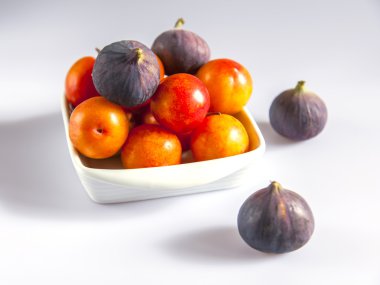 Büyük sarı Erik ve bir kase içinde incir