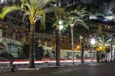 Güzel, Fransa, üzerinde 13 Mart 2015. Bir İngiliz Sahil (Promenade des Anglais) akşam aydınlatma. Promenade des Anglais'e - Avrupa'nın en güzel Bentleri