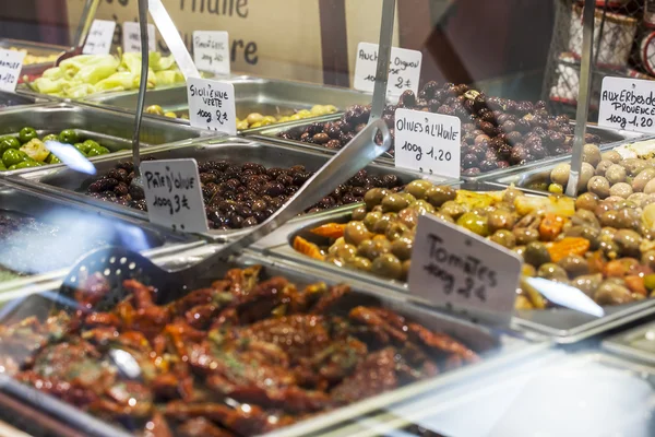 Various grades of olives on a counter of the market — Stock Photo, Image