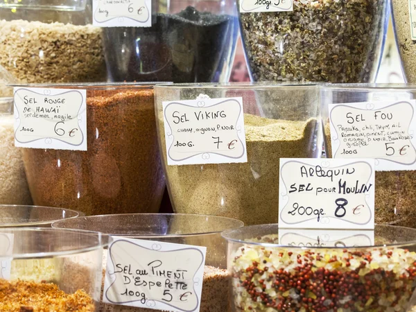 Various grades of the Mediterranean spices on a counter of the market — Stock Photo, Image