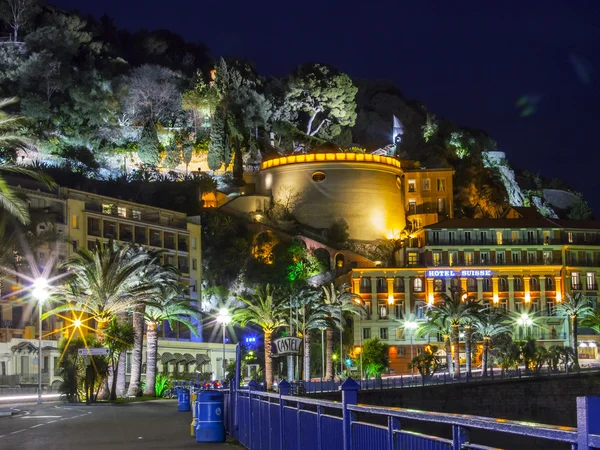 NICE, FRANCIA, 13 de marzo de 2015. Un paseo inglés (Promenade des Anglais) por la noche. Torre de Belland (Tour Bellanda). Promenade des Anglais - uno de los terraplenes más bellos de Europa —  Fotos de Stock