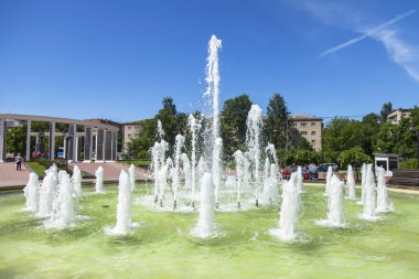 Pushkino, Rusya Federasyonu - 1 Haziran 2015 tarihinde. Güneşli yaz gün şehir manzarası. Bir Anıtı ve Çeşme merkezinde