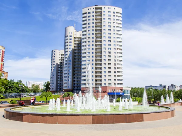 PUSHKINO, RUSIA - el 1 de junio de 2015. Paisaje urbano en el soleado día de verano. Un monumento en el centro de la ciudad y edificios nuevos de varios pisos . —  Fotos de Stock