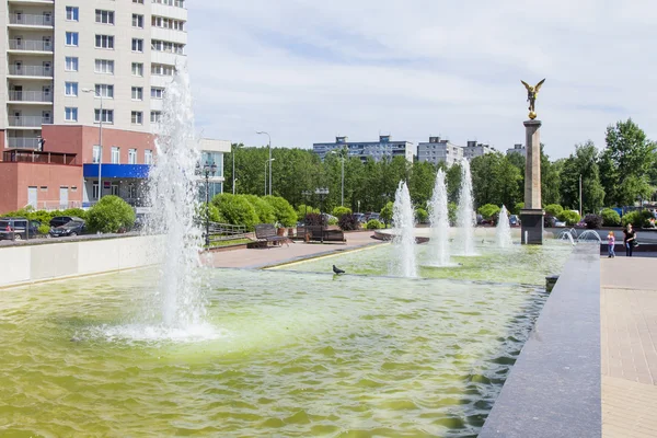 PUSHKINO, RUSIA - el 1 de junio de 2015. Paisaje urbano en el soleado día de verano. Un monumento en el centro de la ciudad y edificios nuevos de varios pisos . — Foto de Stock