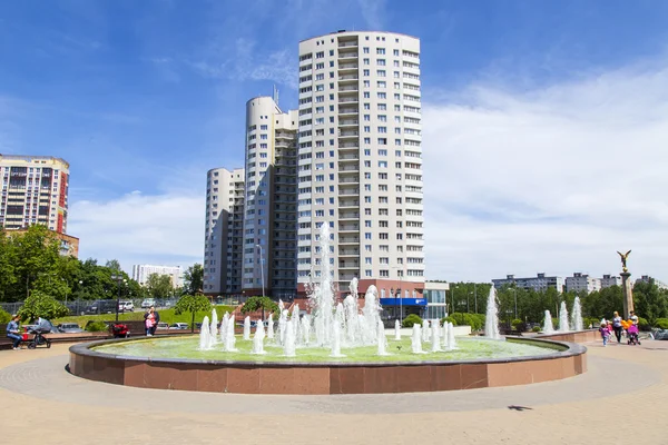 PUSHKINO, RUSIA - el 1 de junio de 2015. Paisaje urbano en el soleado día de verano. Un monumento en el centro de la ciudad y edificios nuevos de varios pisos . — Foto de Stock