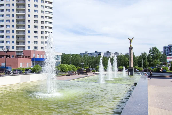 PUSHKINO, RUSSIE - le 1er juin 2015. Paysage urbain dans la journée ensoleillée d'été. Un mémorial au centre-ville et de nouveaux bâtiments aux multiples étages . — Photo