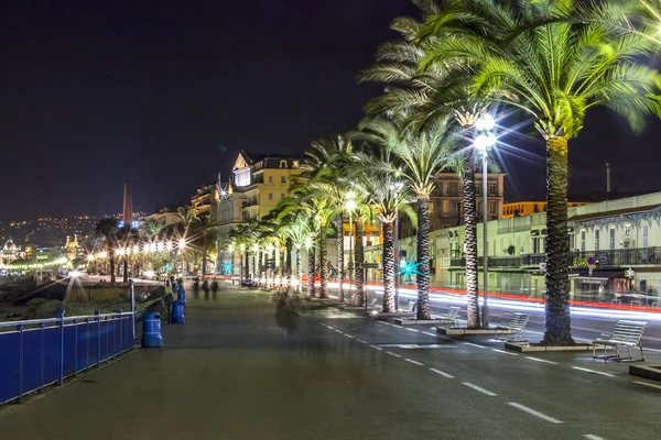 NICE, FRANCIA, 13 de marzo de 2015. Un paseo inglés (Promenade des Anglais) con iluminación nocturna. Promenade des Anglais - uno de los terraplenes más bellos de Europa — Foto de Stock