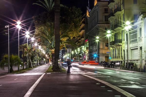 NICE, FRANCIA, 13 de marzo de 2015. Un paseo inglés (Promenade des Anglais) con iluminación nocturna. Promenade des Anglais - uno de los terraplenes más bellos de Europa —  Fotos de Stock