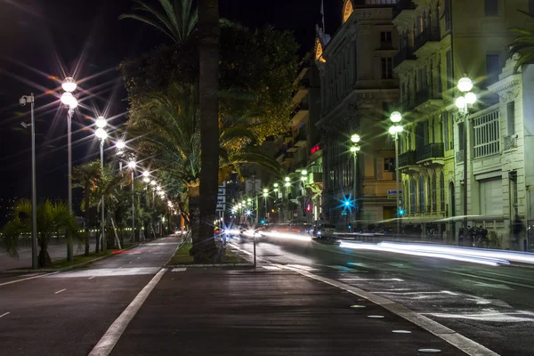 NICE, FRANCIA, 13 de marzo de 2015. Un paseo inglés (Promenade des Anglais) con iluminación nocturna. Promenade des Anglais - uno de los terraplenes más bellos de Europa —  Fotos de Stock