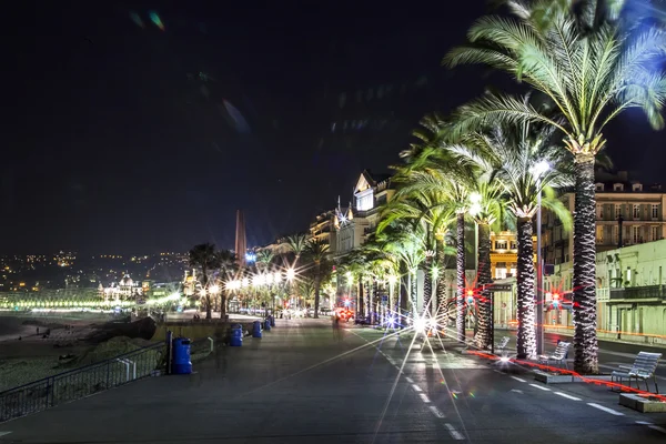 Nice, Frankrijk, op 13 maart 2015. Een Engelse wandeling (Promenade des Anglais) in avond verlichting. Promenade des Anglais - een van de mooiste taluds in Europa — Stockfoto