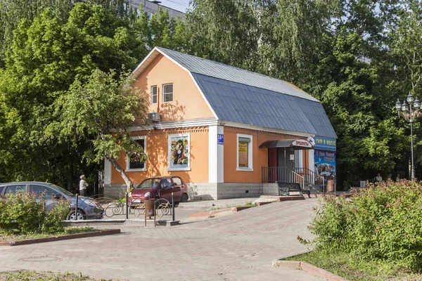 Pushkino, Ryssland - den 1 juni 2015. Stadslandskapet i solig sommardag — Stockfoto