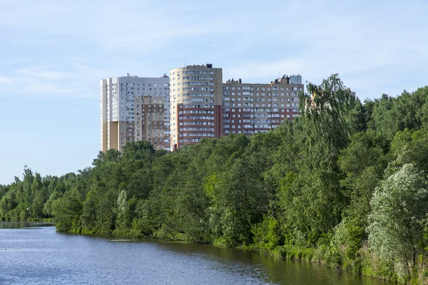 ПУШКИНО, РОССИЯ - 1 июня 2015 года. Городской пейзаж в солнечный летний день — стоковое фото