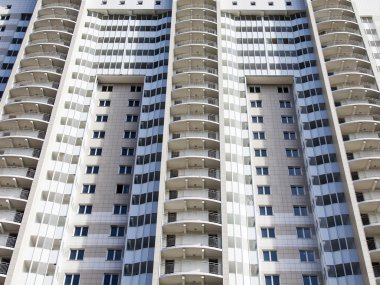 Pushkino, Rusya, 11 Nisan 2015 tarihinde. Yeni daireli ev bir cephe parçası