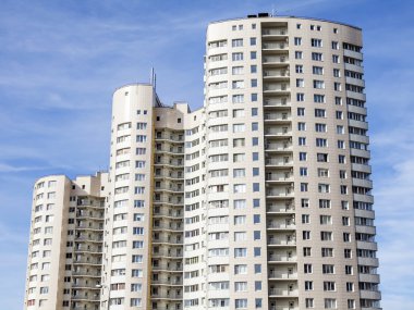 Pushkino, Rusya, 11 Nisan 2015 tarihinde. Yeni daireli ev bir cephe parçası