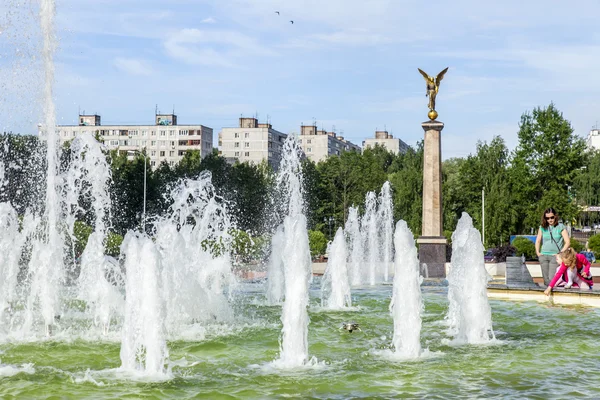 PUSHKINO, RUSSIA - on MAY 10, 2015. City landscape in the spring afternoon. A memorial in the downtown and multystoried new buildings — Stock Photo, Image