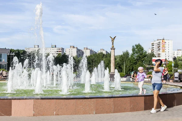 PUSHKINO, RÚSSIA - em 10 de julho de 2015. Paisagem da cidade na tarde de primavera. Um memorial no centro da cidade e novos edifícios multystoried — Fotografia de Stock