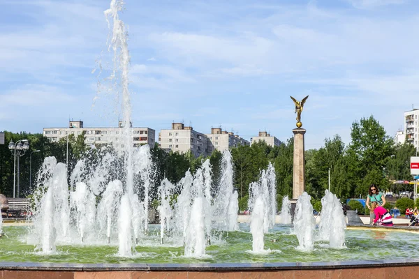 プーシキノ, ロシア - 2015 年 6 月 10 日に。春の午後の風景。ダウンタウンと multystoried の新しい建物の記念碑 — ストック写真