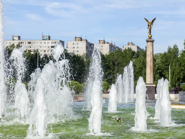 Pushkino, Rusko - na 10 června 2015. Městské krajině v jarní odpoledne. Památník v centru a multystoried nových budov — Stock fotografie