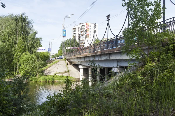 PUSHKINO, RUSSIA - on JUNE 1, 2015. City landscape in the sunny summer day. The bridge through Serebryanka river — Stock Photo, Image