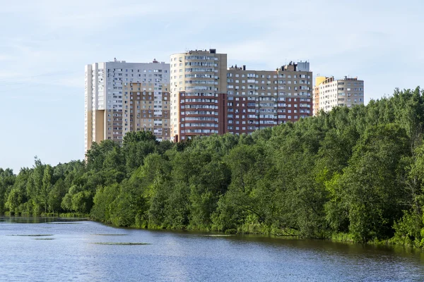 Pushkino, Rusko - na 1. června 2015. Městské krajiny v slunečný letní den — Stock fotografie