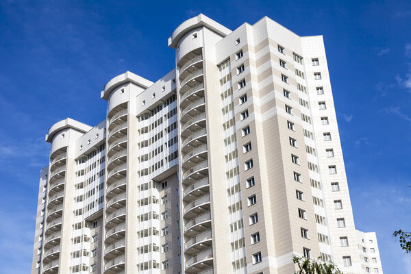 Пушкино, Россия, 11 апреля 2015 года. Фрагмент фасада нового жилого дома
