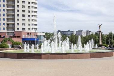 Pushkino, Rusya Federasyonu - 10 Haziran 2015 tarihinde. Bahar öğleden sonra şehir manzarası. Şehir Merkezi ve multystoried yeni binalarda bir anıt