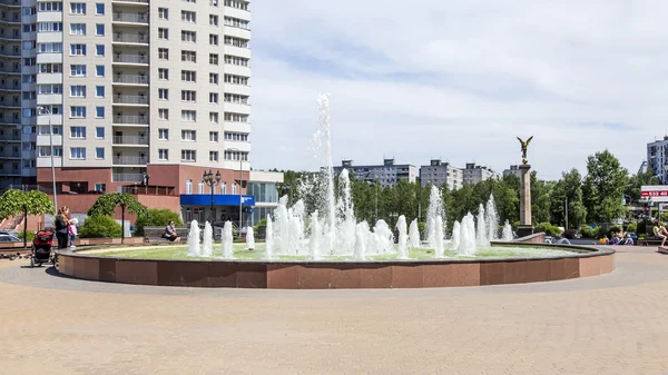 PUSHKINO, RUSSIA - on Jun 10, 2015. Городской пейзаж весной во второй половине дня. Мемориал в центре города и многоэтажные новые здания — стоковое фото