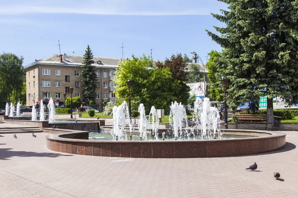 PUSHKINO, RUSSIA - 1 GIUGNO 2015. Paesaggio urbano nella soleggiata giornata estiva. La fontana su Sovetskaya Square nel centro — Foto Stock