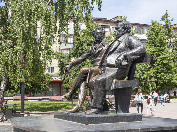 ПУШКИНО, РОССИЯ - 1 июня 2015 года. Памятник Пушкину и Крылову (автор К. Константинов) на Советской площади в центре города
