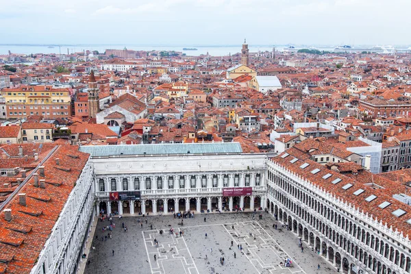 VENICE, ITÁLIA - em 30 de abril de 2015. A vista superior de San Marco kampanilla em San-Marko Square e telhados de palácios antigos — Fotografia de Stock