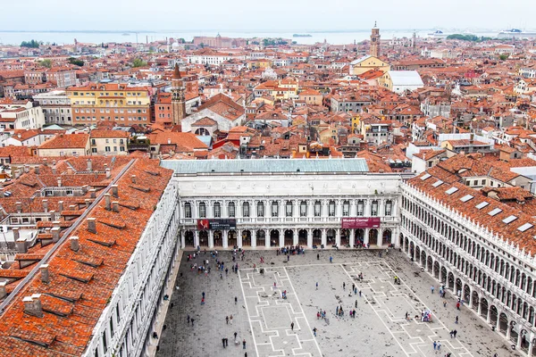 Venedig, Italien - den 30 April 2015. Ovanifrån från San Marco kampanilla på San-Marko torget och takåsarna i gamla palats — Stockfoto