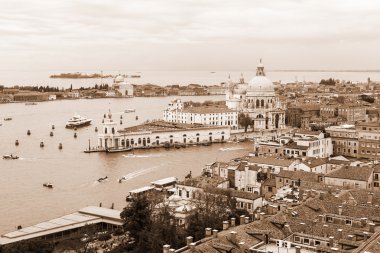 Venice, İtalya - 30 Nisan 2015 tarihinde. San Marco kampanilla üst görünümden üzerinde Santa Maria della Salute Katedrali (Basilica di Santa Maria della Salute) ve eski saray çatısı
