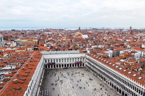 Venedig, Italien - den 30 April 2015. Ovanifrån från San Marco kampanilla på San-Marko torget och takåsarna i gamla palats — Stockfoto