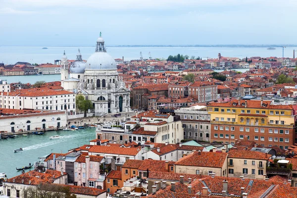 Venice, İtalya - 30 Nisan 2015 tarihinde. San Marco kampanilla üst görünümden üzerinde Santa Maria della Salute Katedrali (Basilica di Santa Maria della Salute) ve eski saray çatısı — Stok fotoğraf