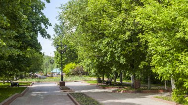 Pushkino, Rusya Federasyonu - 1 Haziran 2015 tarihinde. Bahar öğleden sonra şehir manzarası