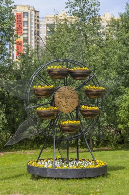 Pushkino, Rusya Federasyonu - 1 Haziran 2015 tarihinde. Bahar öğleden sonra şehir manzarası