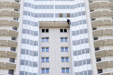 Pushkino, Rusya, 1 Haziran 2015 tarihinde. Cephe bir modern daire ev, parçalara ayırması