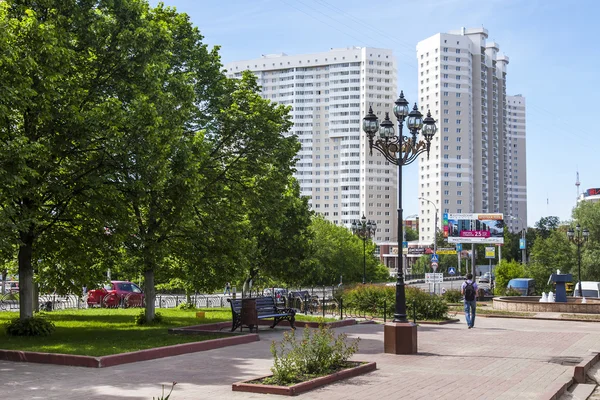 Poesjkino, Rusland - op 1 juni 2015. Stad landschap in de lente middag — Stockfoto