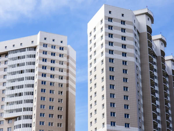 プーシキノ、ロシア、2015 年 6 月 1 日に。ファサード現代集合住宅のフラグメント — ストック写真
