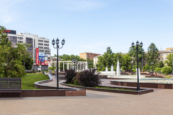 ПУШКИНО, РОССИЯ - 1 июня 2015 года. Городской пейзаж весной во второй половине дня. Мемориал в центре города
