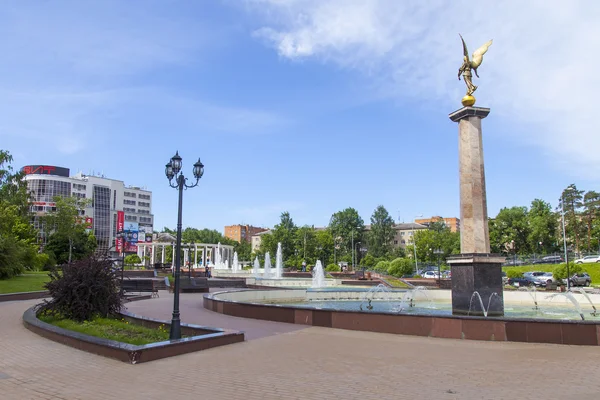 PUSHKINO, RUSIA - el 1 de junio de 2015. Paisaje urbano en la tarde de primavera. Un monumento en el centro de la ciudad — Foto de Stock