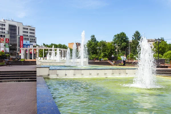 PUSHKINO, RUSSIA - 1 GIUGNO 2015. Paesaggio urbano nel pomeriggio primaverile. Un memoriale in centro — Foto Stock