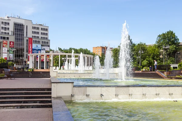 ПУШКИНО, РОССИЯ - 1 июня 2015 года. Городской пейзаж весной во второй половине дня. Мемориал в центре города — стоковое фото