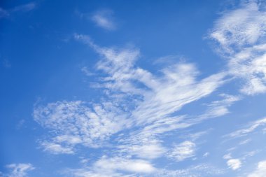 Parlak mavi gökyüzü beyaz bulutlar kaprisli bir form ile