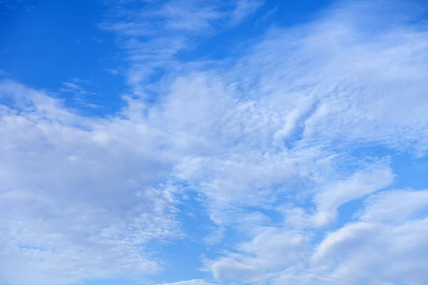 O céu azul brilhante com nuvens brancas de uma forma estranha — Fotografia de Stock