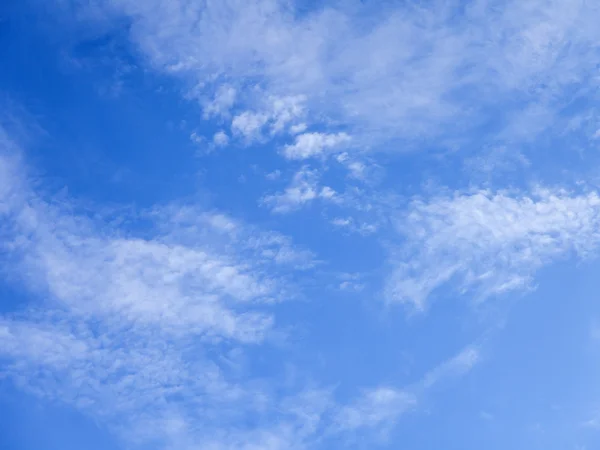 Le ciel bleu vif avec des nuages blancs d'une forme bizarre — Photo