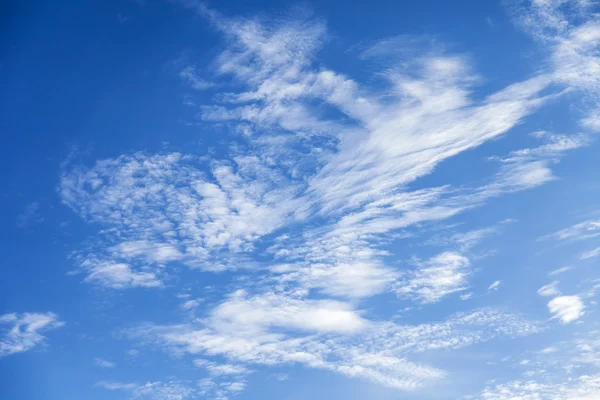 Błękitne niebo z białe chmury freakish formularza — Zdjęcie stockowe