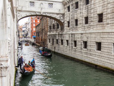 Venice, İtalya - 30 Nisan 2015 tarihinde. Tipik kentsel görünümü. Dar kanal ve gondol