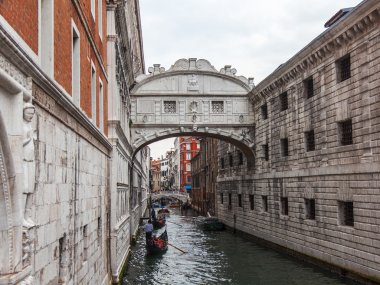 Venice, İtalya - 30 Nisan 2015 tarihinde. Tipik kentsel görünümü. Dar kanal ve gondol